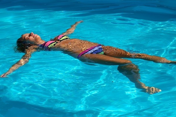 Woman_enjoys_a_swimming_pool-2010a
